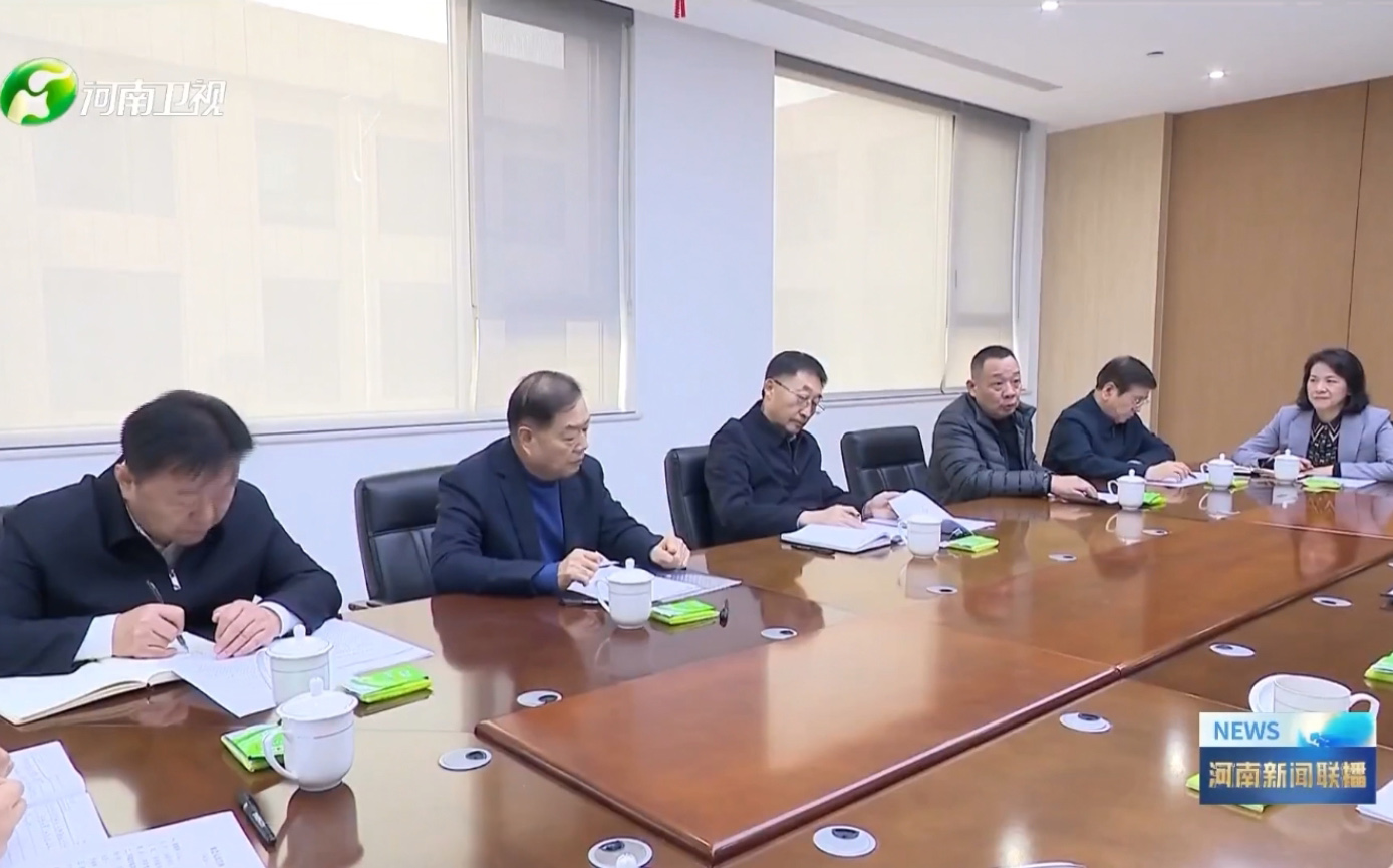 [Bí thư tỉnh ủy Hà Nam, ông Lương Minh, cùng Thủ tướng tỉnh Nguyễn Thành Kiệt đã đến thành phố Vinh để khảo sát nền kinh tế tư nhân. Ông Chu Kim Phụng, người sáng lập và bí thư của Tập đoàn Sơn Nguyên, được mời tham gia hội thảo đại diện cho các doanh nhân tư nhân.]